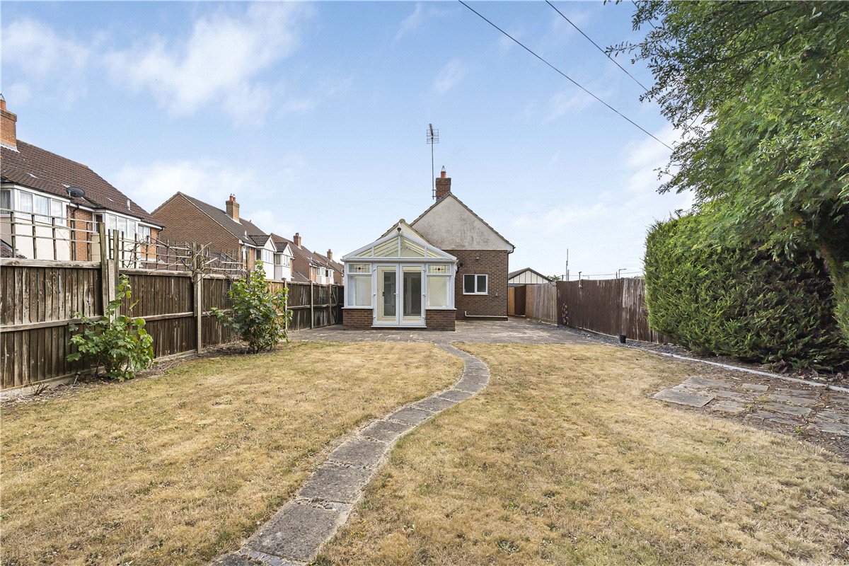 2 bedroom bungalow, Pantile Close, Witham CM8 - Available