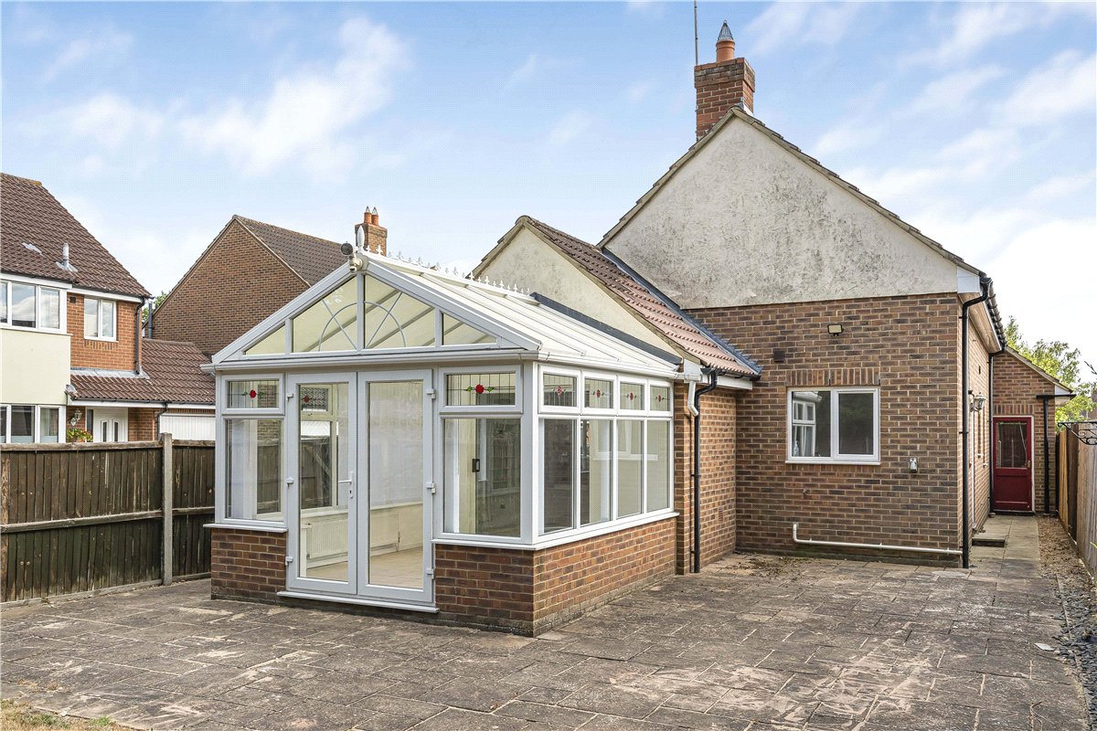 2 bedroom bungalow, Pantile Close, Witham CM8 - Available