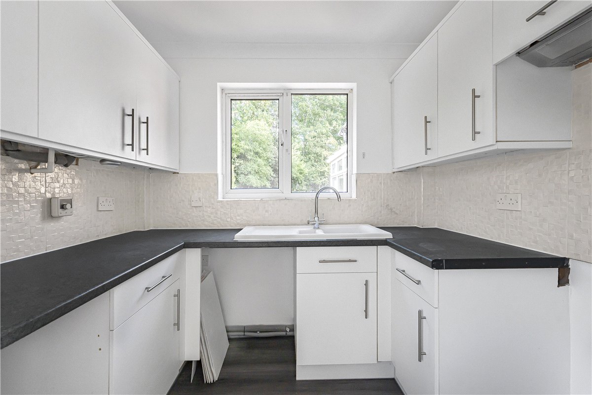 2 bedroom bungalow, Pantile Close, Witham CM8 - Available