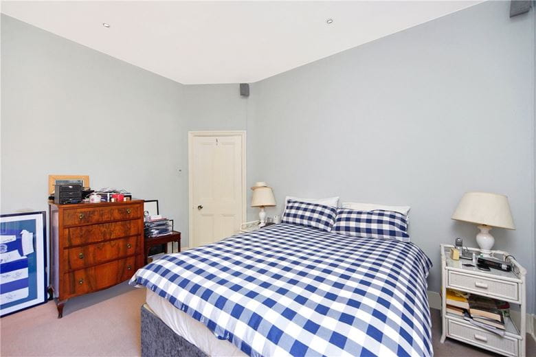 2 bedroom flat, Bishops Mansions, Bishops Park Road SW6 - Let Agreed
