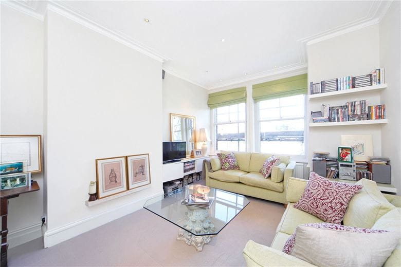 2 bedroom flat, Bishops Mansions, Bishops Park Road SW6 - Let Agreed