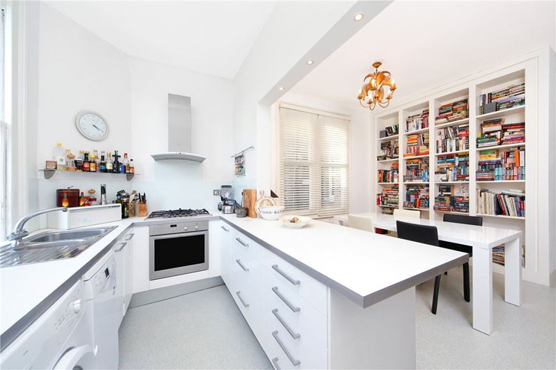 2 bedroom flat, Bishops Mansions, Bishops Park Road SW6 - Let Agreed
