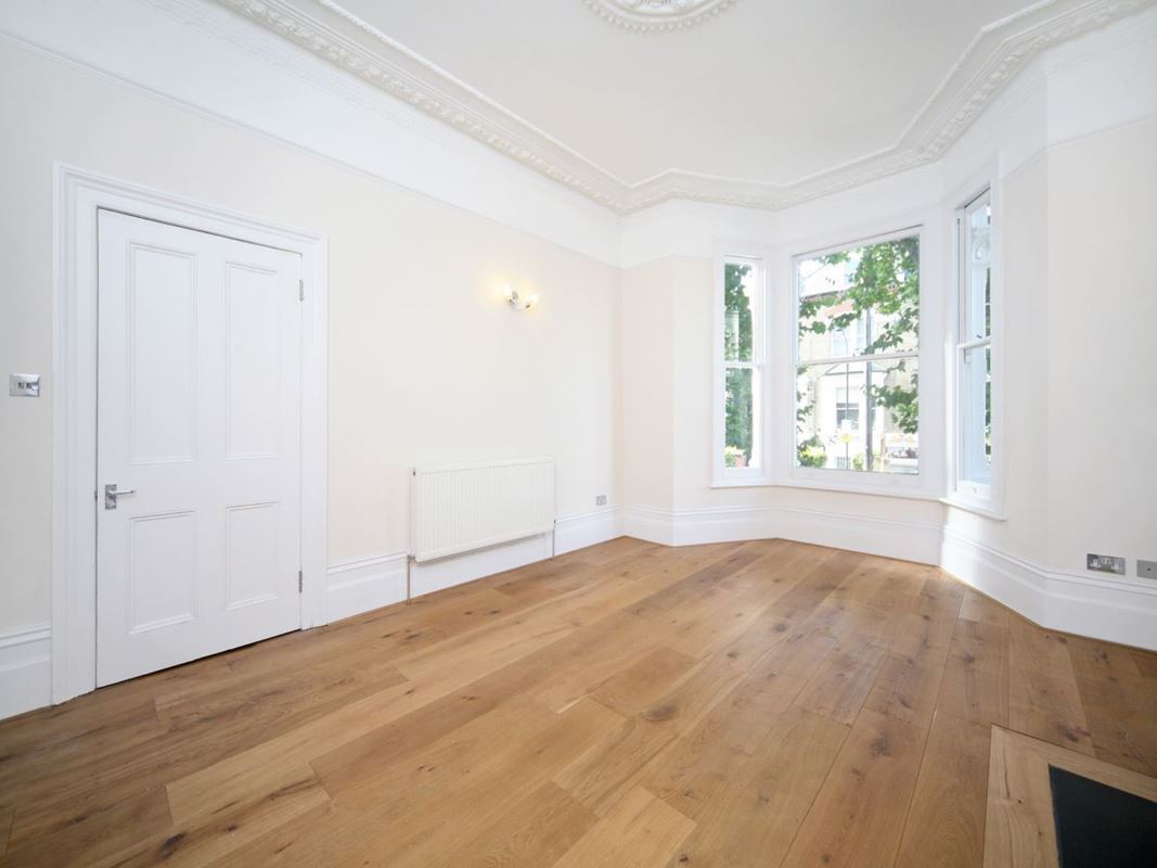 1 bedroom flat, Dorncliffe Road, London SW6 - Available