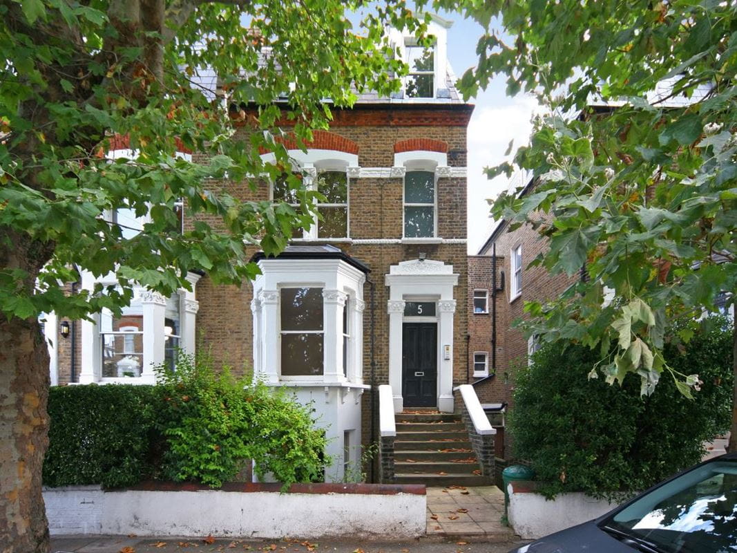 1 bedroom flat, Dorncliffe Road, London SW6 - Available