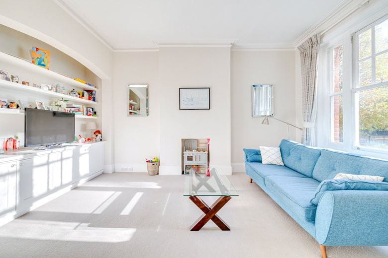2 bedroom flat, Bishops Mansions, Bishops Park Road SW6 - Let Agreed