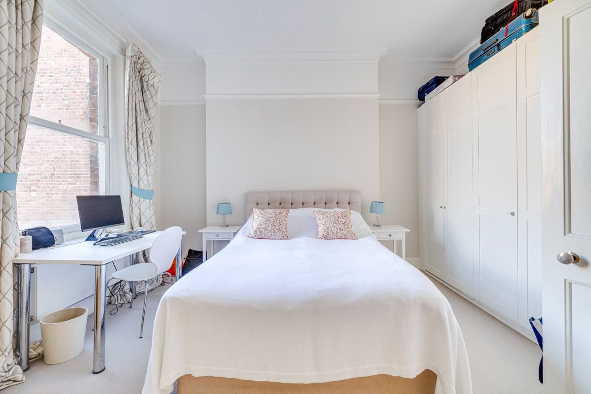 2 bedroom flat, Bishops Mansions, Bishops Park Road SW6 - Let Agreed