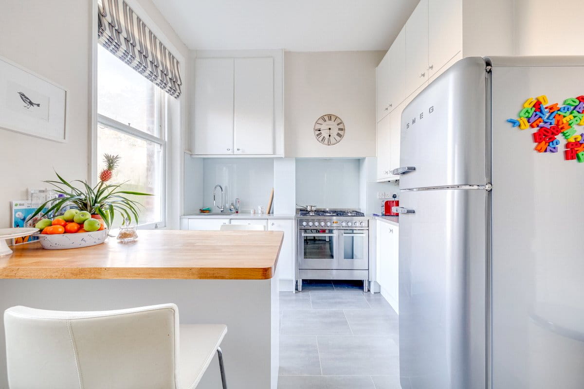 2 bedroom flat, Bishops Mansions, Bishops Park Road SW6 - Let Agreed