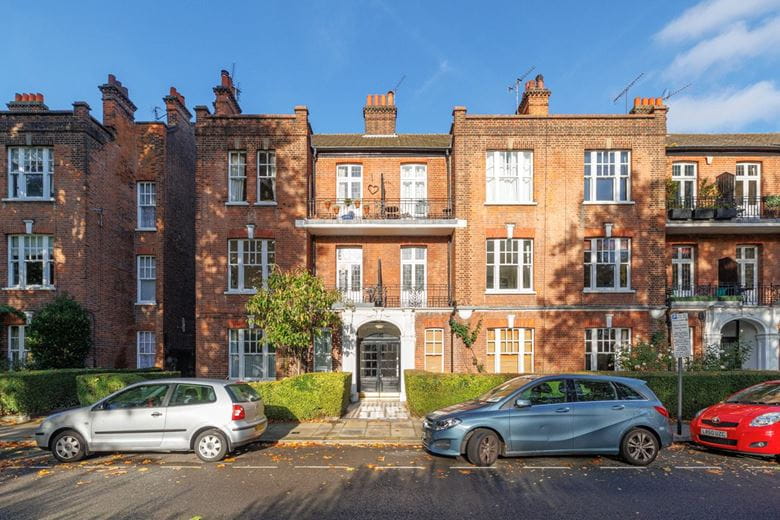 2 bedroom flat, Bishops Mansions, Bishops Park Road SW6 - Let Agreed