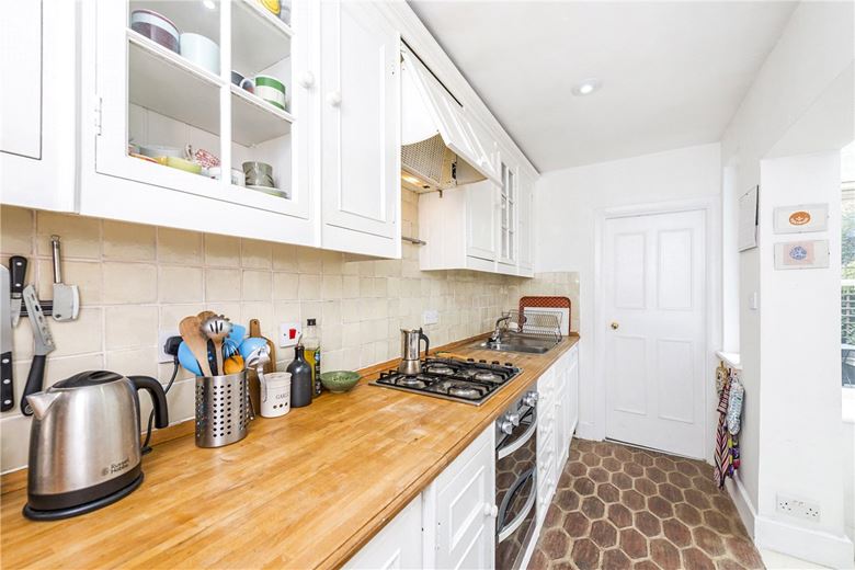 2 bedroom flat, Hestercombe Avenue, London SW6 - Let Agreed