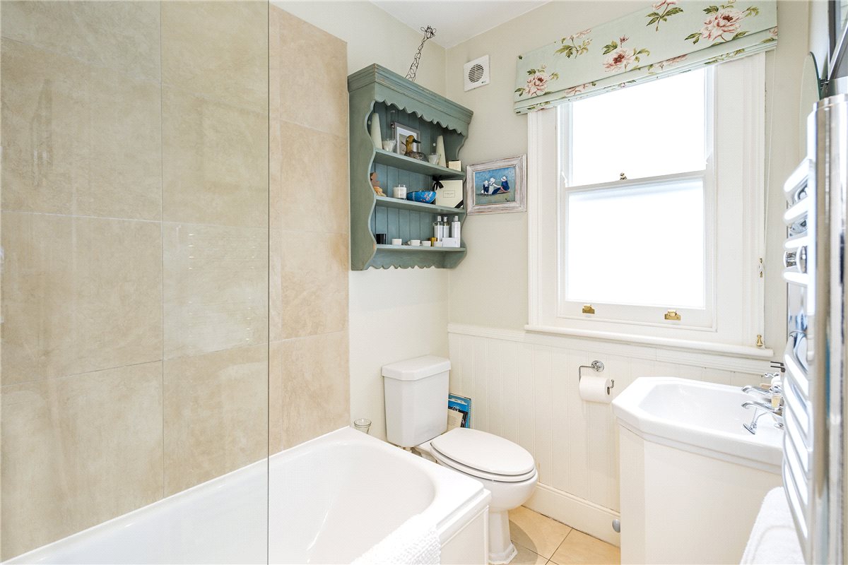 2 bedroom flat, Inglethorpe Street, London SW6 - Let Agreed