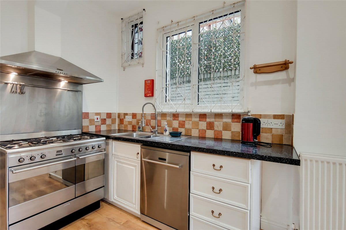 2 bedroom flat, Sedlescombe Road, London SW6 - Let Agreed