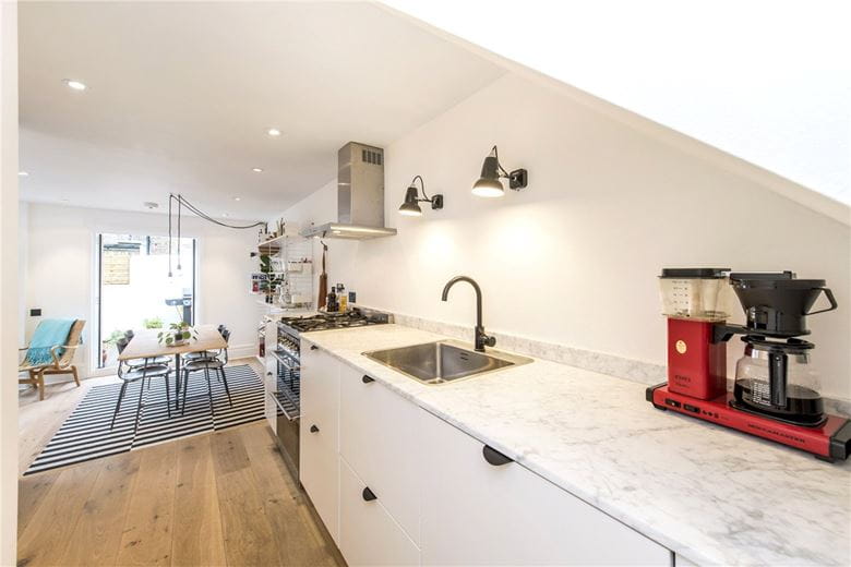 2 bedroom flat, Mendora Road, London SW6 - Let Agreed