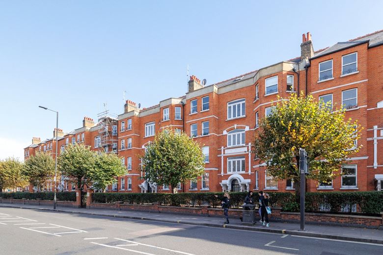 3 bedroom flat, Drive Mansions, Fulham Road SW6 - Available