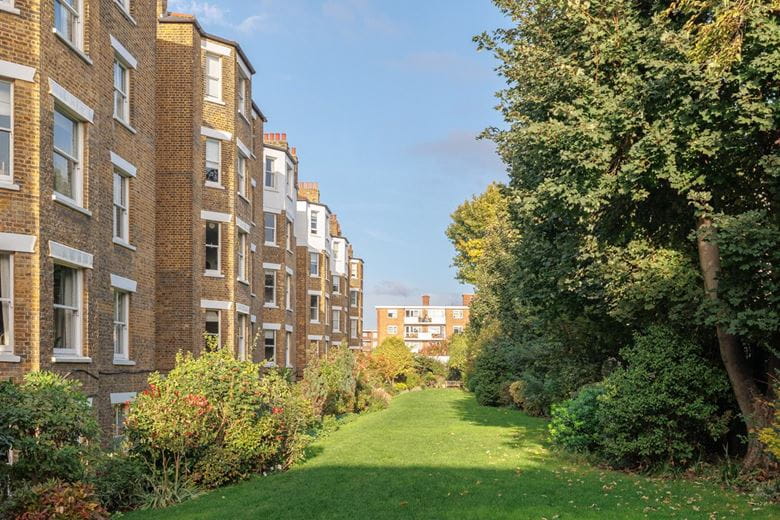 3 bedroom flat, Drive Mansions, Fulham Road SW6 - Available