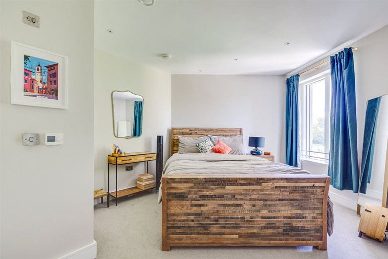 2 bedroom flat, Lillie Road, London SW6 - Available