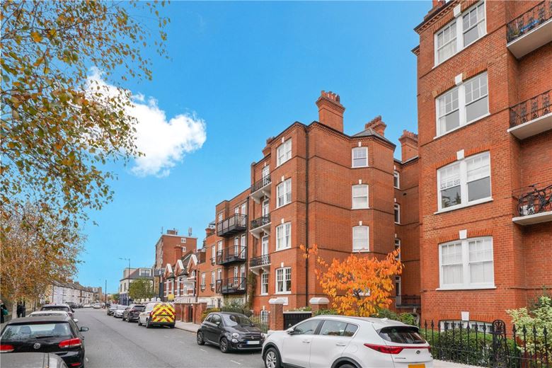 3 bedroom flat, Arundel Mansions, Kelvedon Road SW6 - Let Agreed