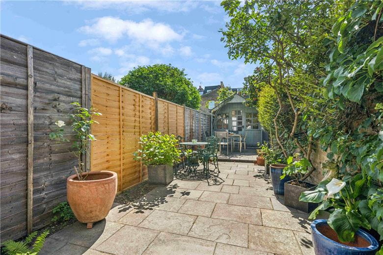 3 bedroom flat, Queensmill Road, London SW6 - Available