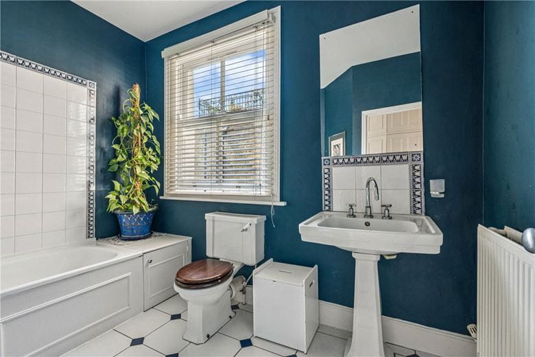 3 bedroom flat, Queensmill Road, London SW6 - Available