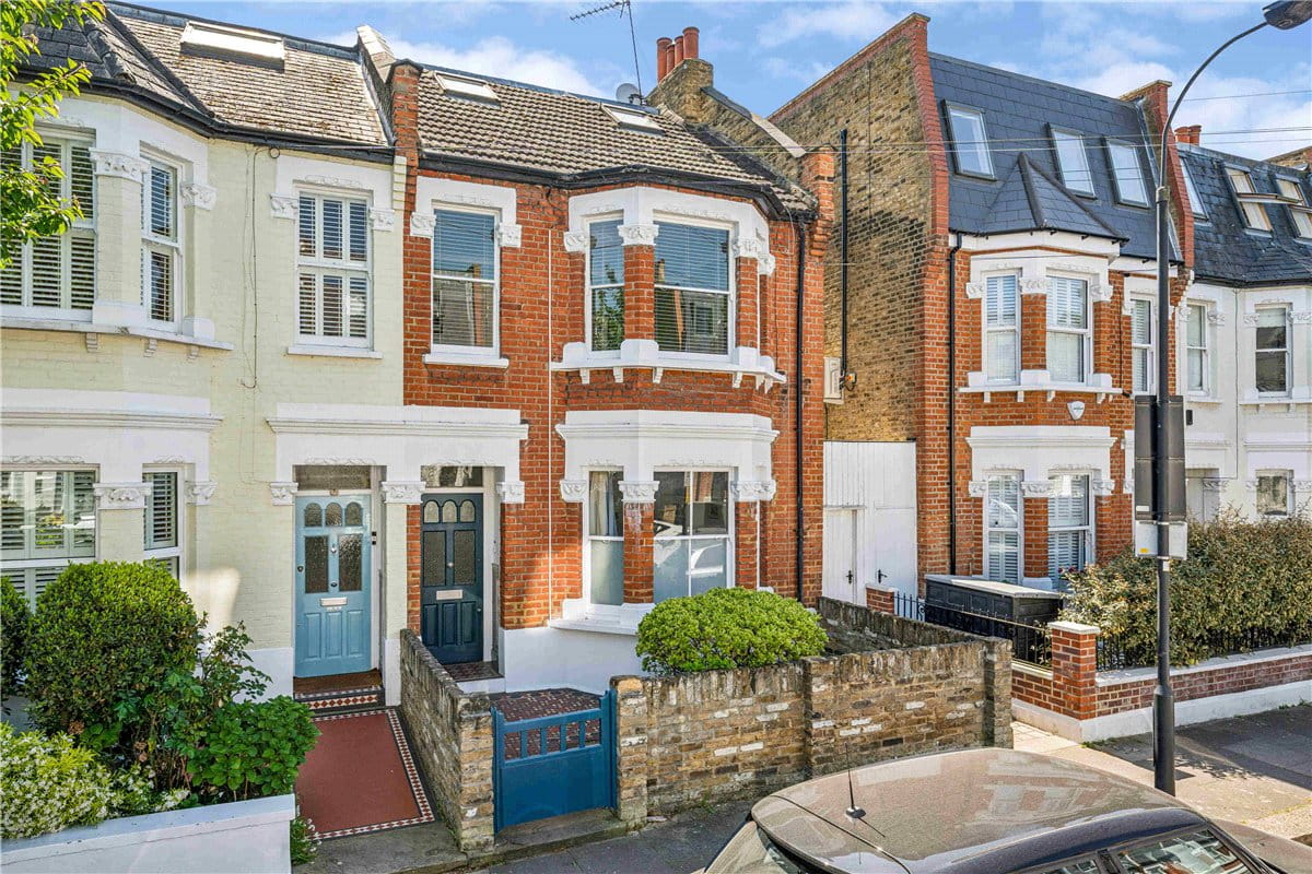 3 bedroom flat, Queensmill Road, London SW6 - Available