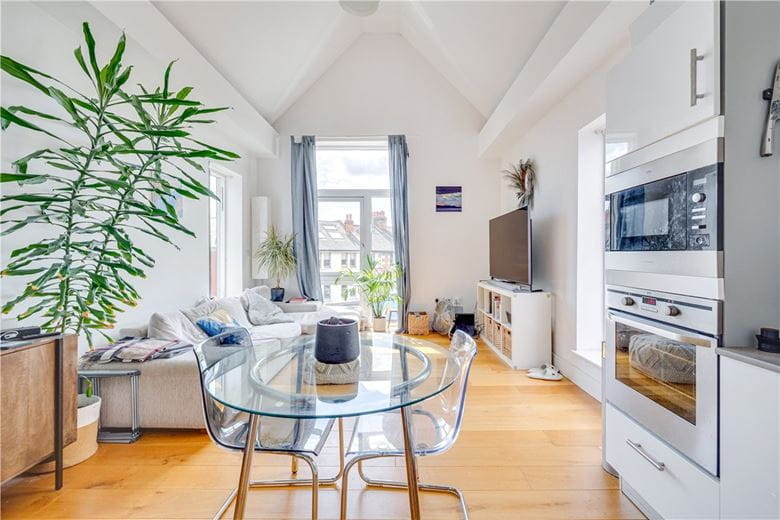 2 bedroom flat, White Hart Lane, London SW13 - Available