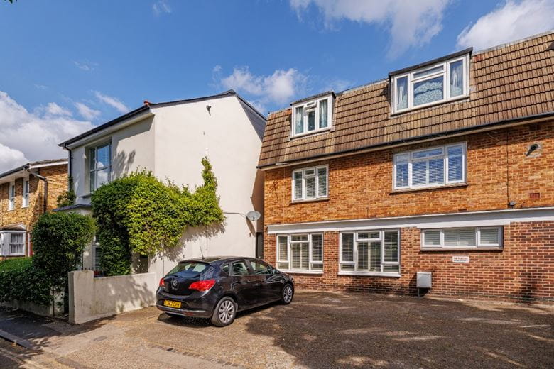 1 bedroom flat, Railway Side, London SW13 - Available