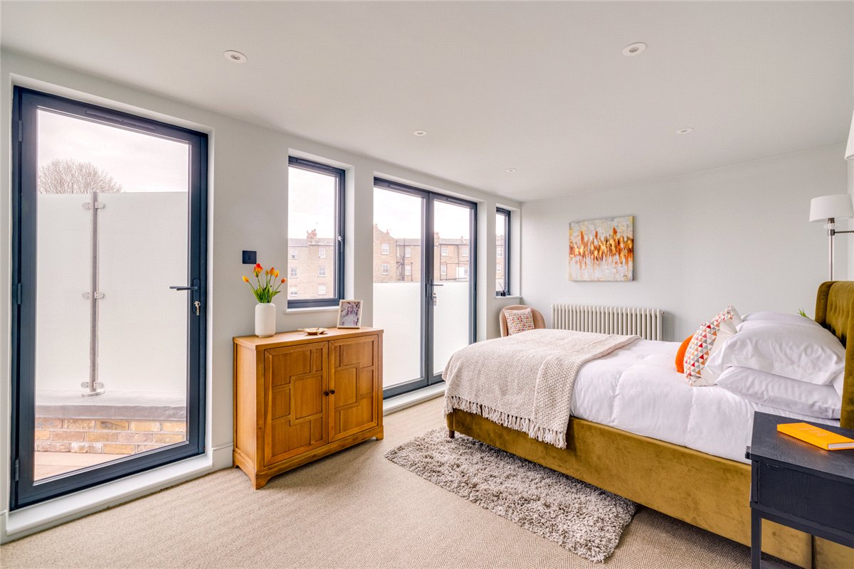 5 bedroom house, Byfeld Gardens, London SW13 - Available