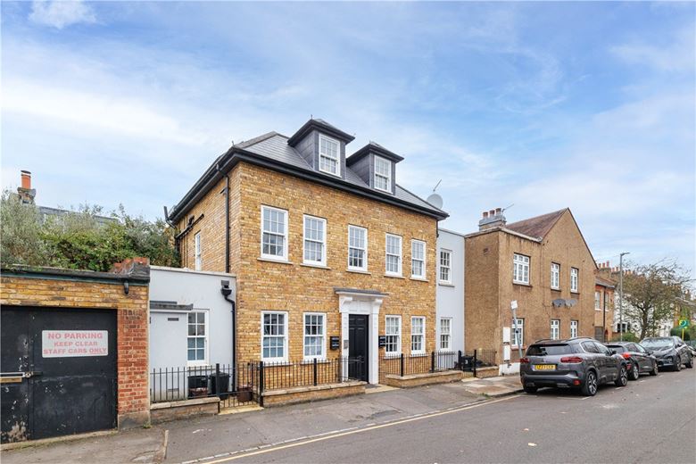 1 bedroom flat, Sefton Street, London SW15 - Available