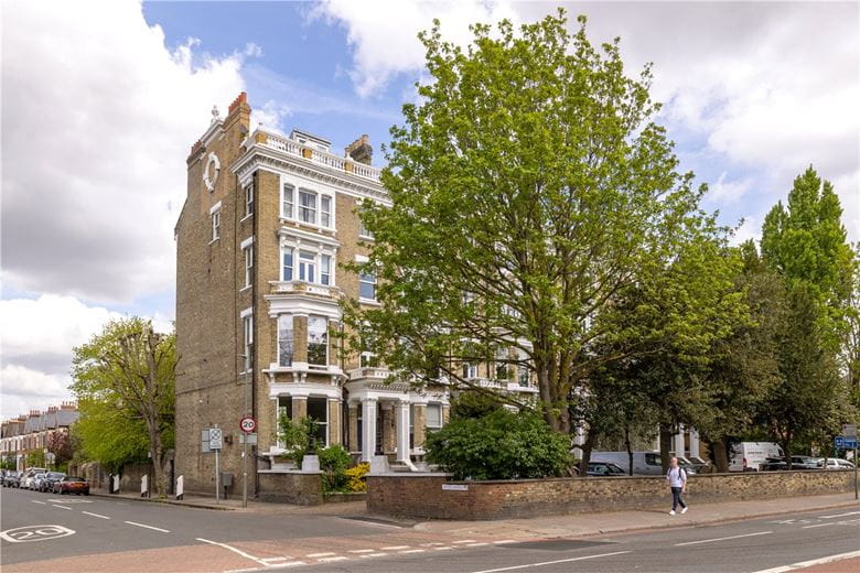 1 bedroom flat, Clapham Common North Side, London SW4 - Available
