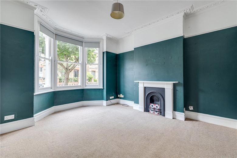 2 bedroom flat, Cromford Road, London SW18 - Available