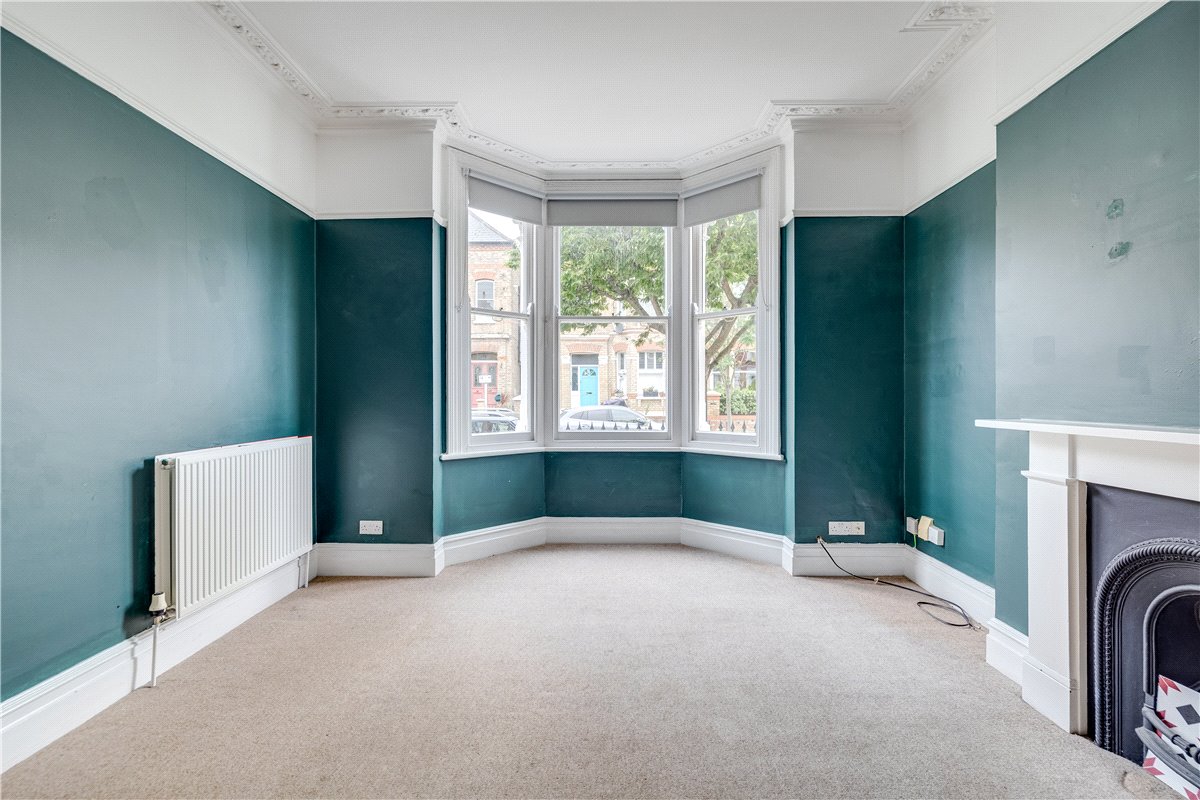 2 bedroom flat, Cromford Road, London SW18 - Available