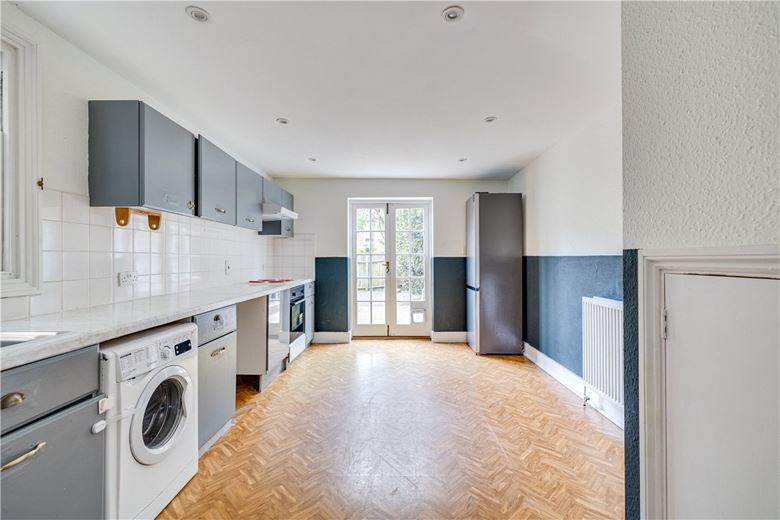 2 bedroom flat, Cromford Road, London SW18 - Available