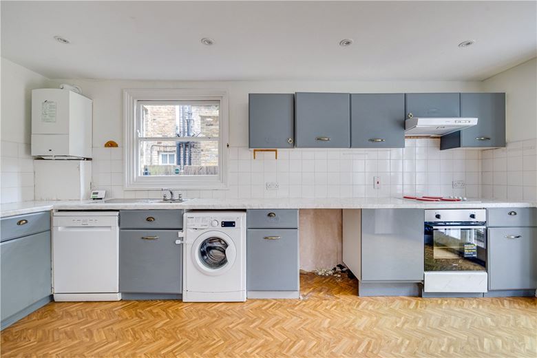 2 bedroom flat, Cromford Road, London SW18 - Available