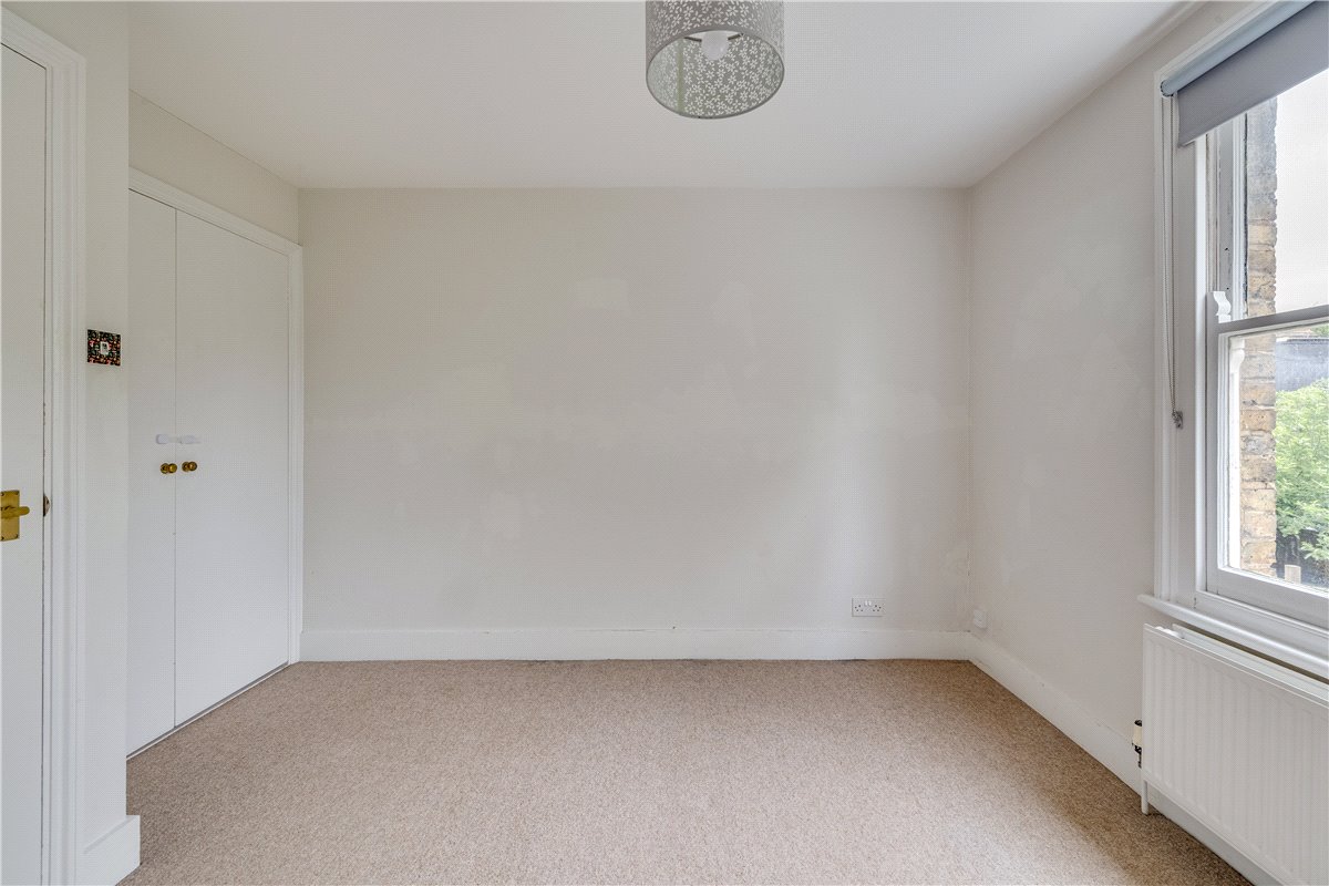 2 bedroom flat, Cromford Road, London SW18 - Available