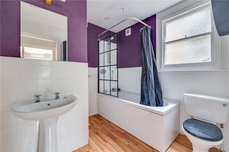 2 bedroom flat, Cromford Road, London SW18 - Available
