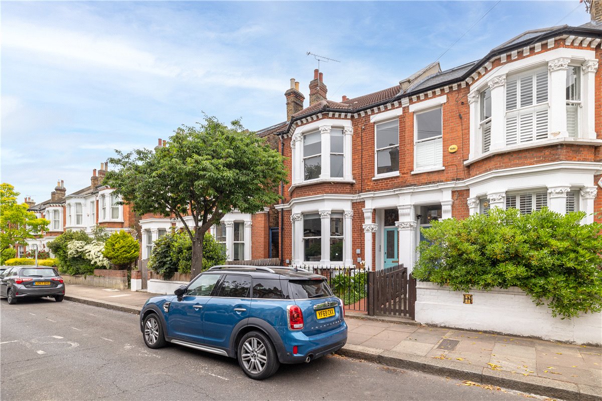 2 bedroom flat, Cromford Road, London SW18 - Available