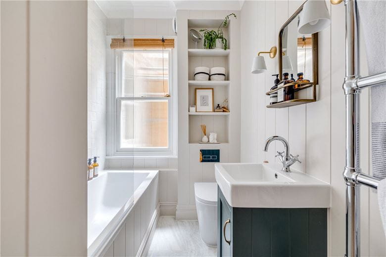 2 bedroom flat, Astonville Street, London SW18 - Available