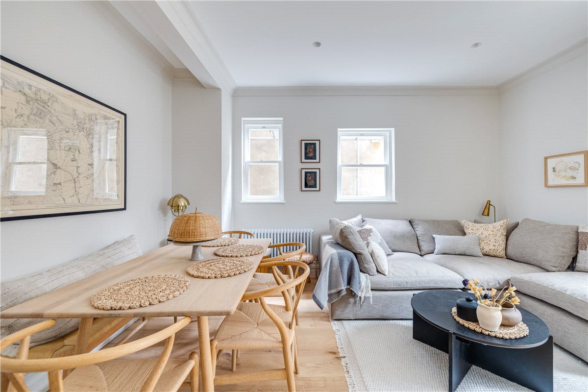 2 bedroom flat, Astonville Street, London SW18 - Available