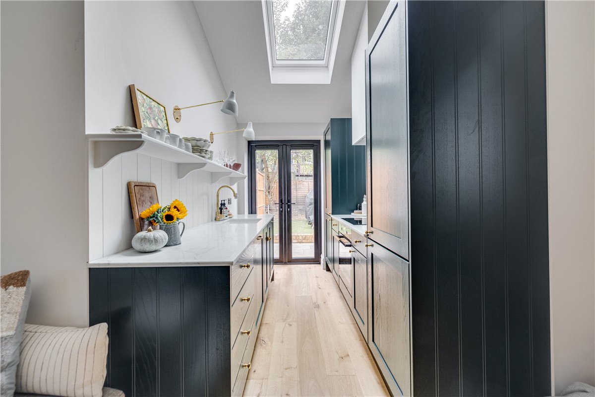 2 bedroom flat, Astonville Street, London SW18 - Available