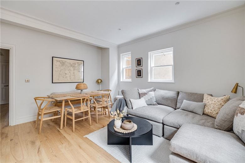 2 bedroom flat, Astonville Street, London SW18 - Available