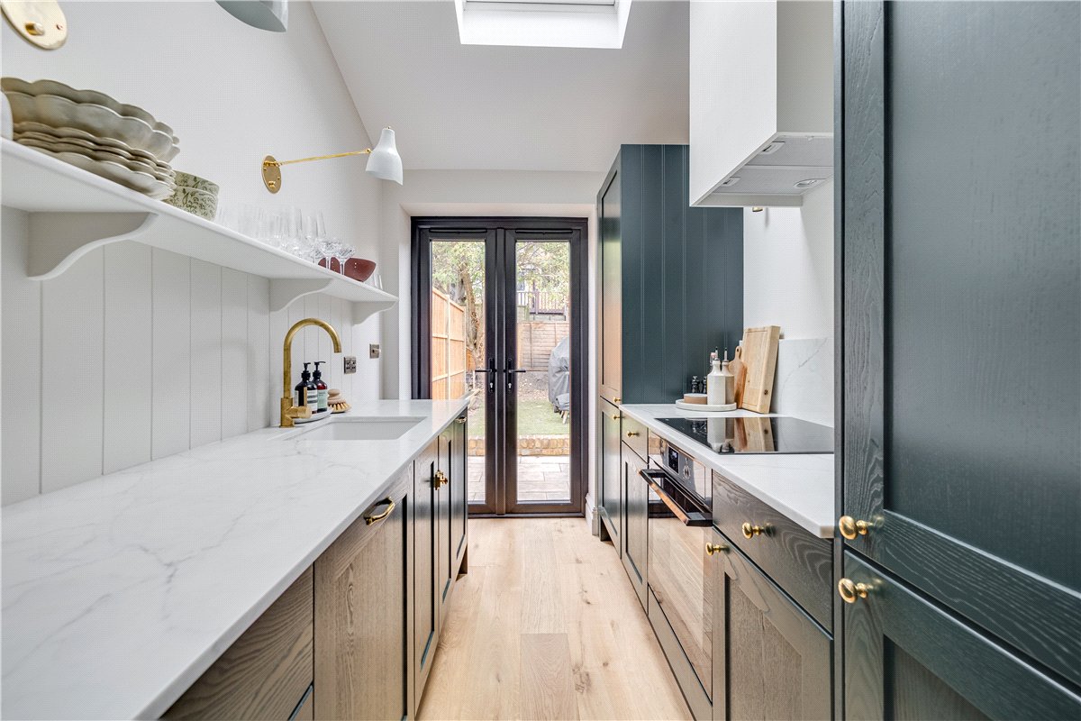 2 bedroom flat, Astonville Street, London SW18 - Available