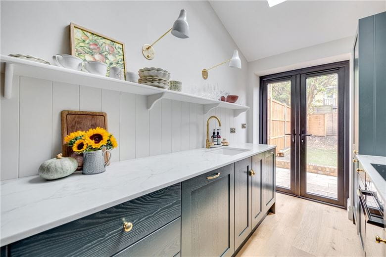 2 bedroom flat, Astonville Street, London SW18 - Available