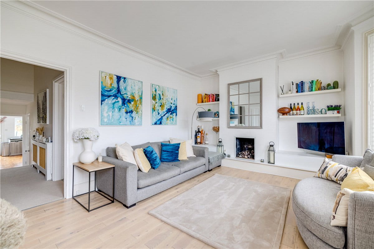 2 bedroom flat, Amerland Road, London SW18 - Available
