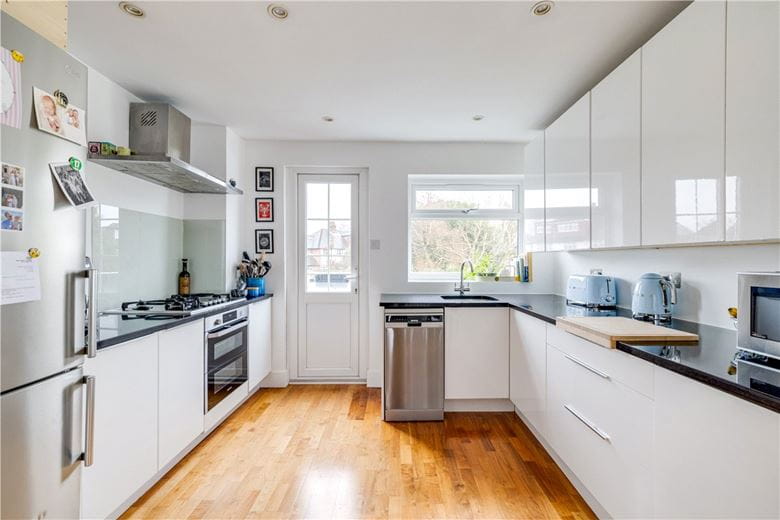 2 bedroom flat, Amerland Road, London SW18 - Available