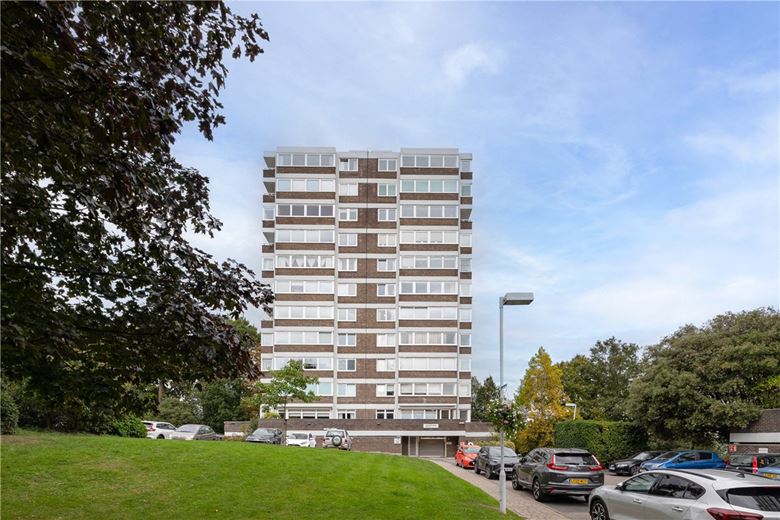 2 bedroom flat, Somerset Road, London SW19 - Available