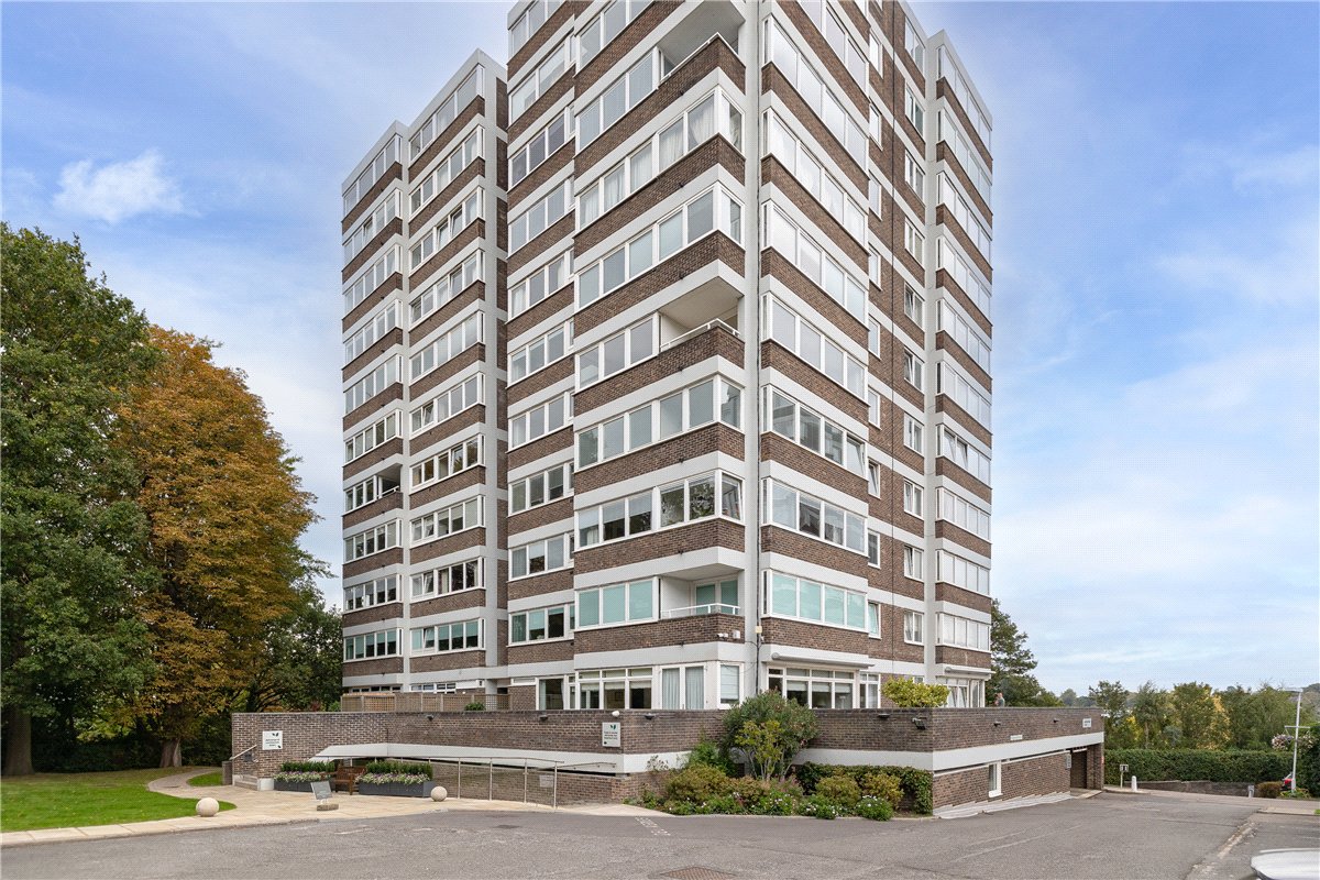 2 bedroom flat, Somerset Road, London SW19 - Available
