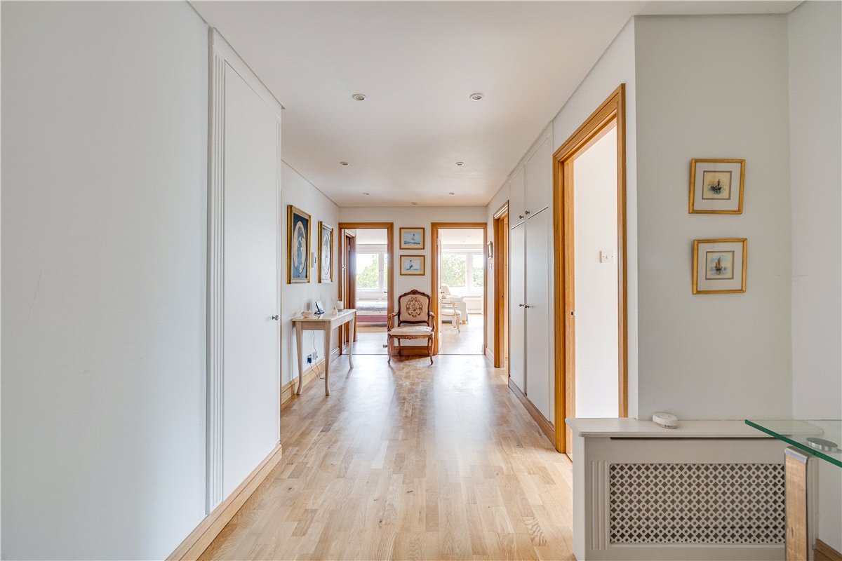 2 bedroom flat, Somerset Road, London SW19 - Available