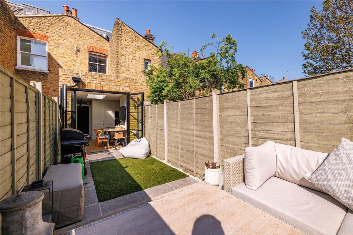 2 bedroom flat, Trentham Street, London SW18 - Available