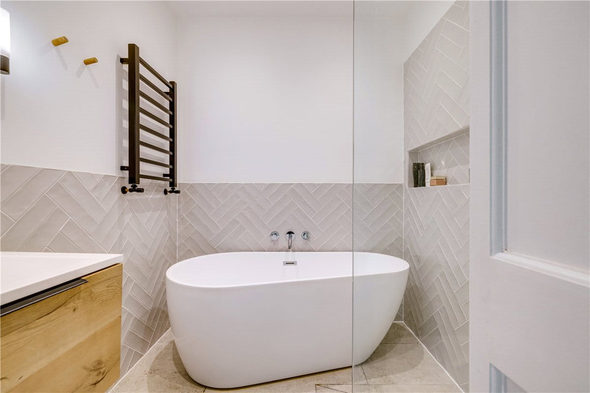 2 bedroom flat, Trentham Street, London SW18 - Available