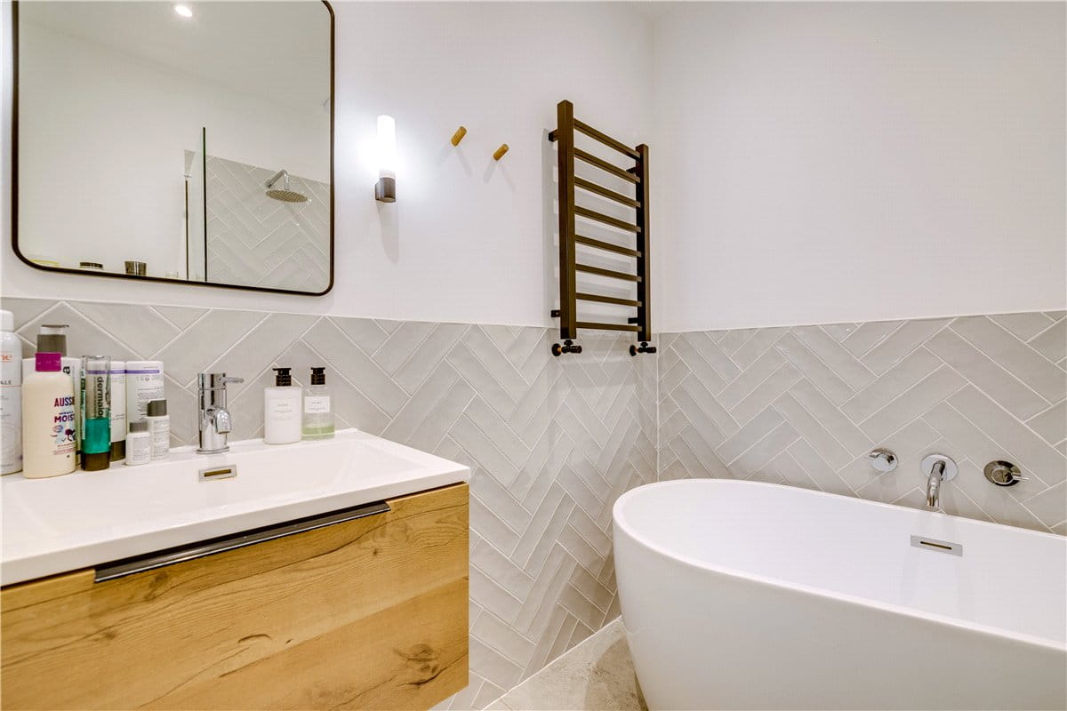 2 bedroom flat, Trentham Street, London SW18 - Available