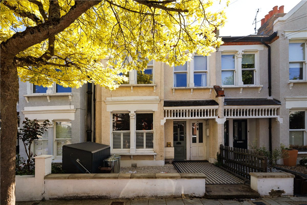 2 bedroom flat, Trentham Street, London SW18 - Available